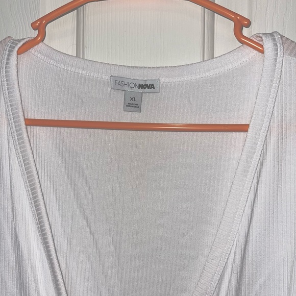 White deep v-neck tied shirt - Picture 3 of 4